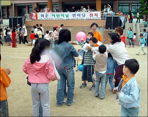 어린이날을 맞아 화순제일초교 운동장에서 열린 '화순어린이날 한마당잔치'에는 어린이와 부모 등 2천여명이 참여해 즐거운 시간을 보냈다. 